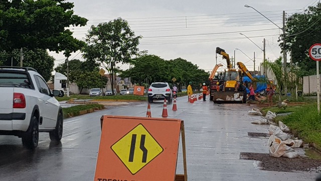 Obra que tem previsão para terminar em agosto está sendo realizada na avenida Filinto Muller. (Foto: Ricardo Ojeda)