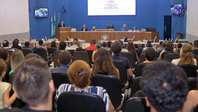 Alunos de escolas públicas e particulares são homenageados na Câmara O diretor do campus da UFMS, em Três Lagoas, José Antônio Menoni foi convidado a falar em nome dos educadores (Foto/Assessoria)