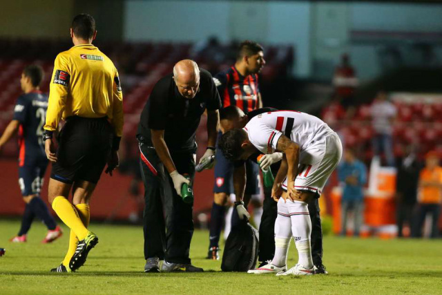 Alexandre Pato sentiu torção e precisou ser substituído no começo da partida. (Foto: Divulgação)