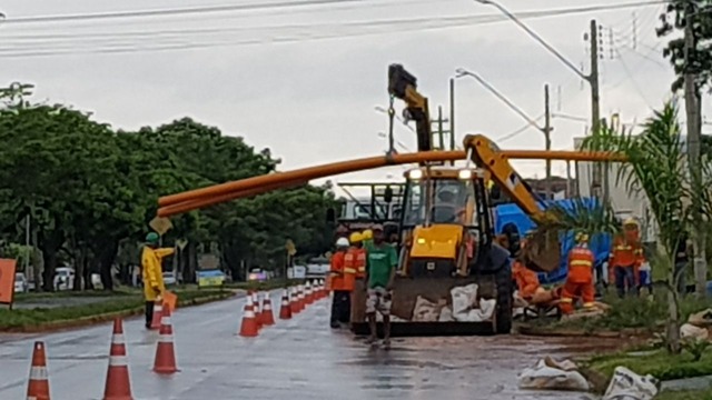 Para a expansão da rede, interdições parciais (apenas um lado da pista) foram necessárias e que, segundo a assessoria, foram programadas e liberadas junto à prefeitura. (Foto: Ricardo Ojeda)