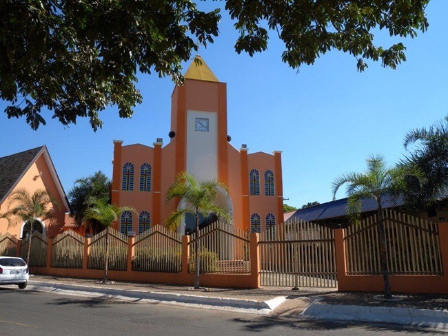 Durante assalto, mulher é puxada pelos cabelos em frente a paróquia de Três Lagoas Paróquia Santa Luzia. (Foto: Reprodução/ Diocese de Três Lagoas).