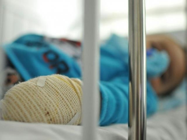 Bebê internado na Santa Casa: pediatria foi a especialidade que mais perdeu leitos no estado (Foto: Alcides Neto/arquivo)