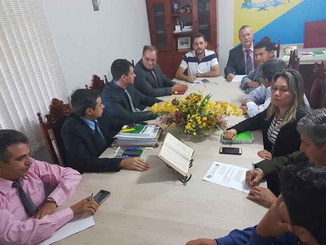 Vereadores se reúnem com o prefeito Waldeli e discutem recepção do governador de MS O prefeito Waldeli se reuniu com os vereadores de Costa Rica e pediu apoio da classe política na recepção do governador Reinaldo Azambuja. (Foto: Sadib Oliveira).