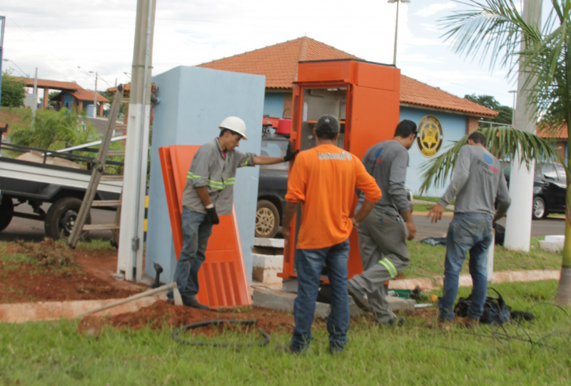 Internet de fibra óptica é instalada no Arena Mix Técnicos instalaram uma central para atender acesso à internet através de estrutura de fibra óptica (Foto: Léo Lima)