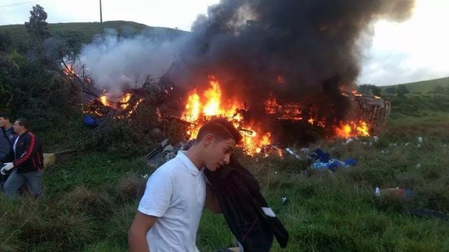 Acidente em Guarapari deixa mortos e feridos (Foto: Internauta/ Gazeta Online)