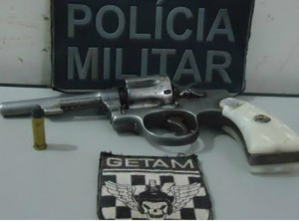 Arma utilizada no roubo foi apreendida na casa do comparsa (Foto: Cido Costa / Dourados Agora)
