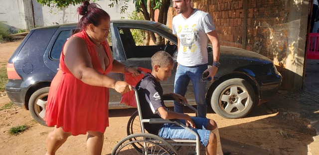 Com grave infecção na perna, Pedrinho, 13 anos, precisa de ajuda Pedrinho, 13 anos, precisa de ajuda para ir ao médico. Foto: Ricardo Ojeda