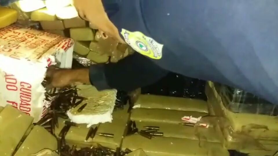 Em Três Lagoas, idoso é preso com 6 t de maconha e 3,5 mil munições de fuzil (Fotos: Divulgação/PRF).