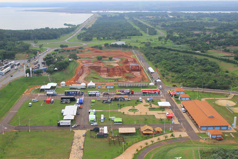 Imagens aéreas feitas nesta manhã sobre a pista do Arena Mix Em primeiro plano os boxes onde estão instaladas as equipes; na sequência, a pista do Arena Mix (Fotos: Marcelo Rodrigues