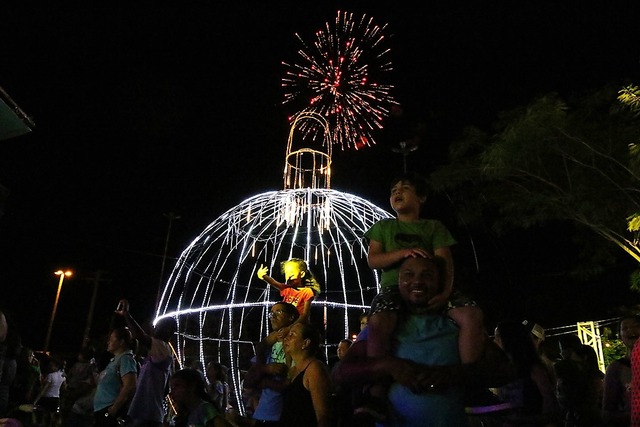 Decoração e iluminação de Natal é inaugurada com aplausos da população três-lagoense Solenidade marca o início das atrações de fim de ano em Três Lagoas, organizadas pela Diretoria de Cultura (Foto/Assessoria)