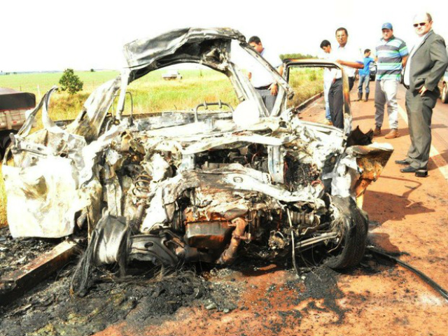 Condutor morre carbonizado após colisão em MS, dizem bombeiros Veículo ficou destruído após acidente (Foto: Franciane Trindade/Região News )