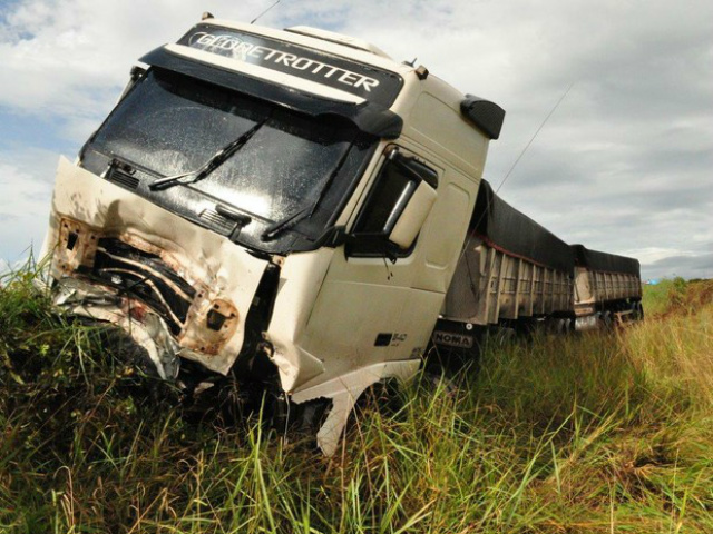 Carreta envolvida em acidente (Foto: Franciane Trindade/Região News)