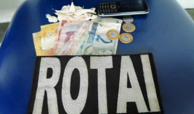 Polícia Militar de Três Lagoas desativa ponto de venda de drogas Ao proceder a abordagem os policiais escutaram uma pessoa negociar uma venda de drogas, onde pelo telefone a pessoa dizia “ pode vir aqui que eu tenho balas para vender” (Foto: 2º BPM)