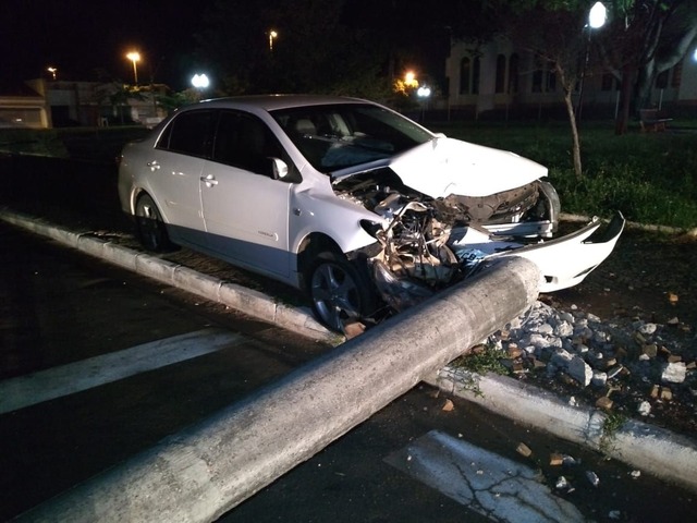 Corolla ficou destruído. Foto: Divulgação Corpo de Bombeiros