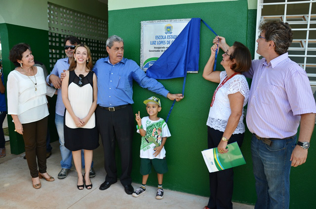 Governador, Prefeita e autoridades estiveram presentes na inauguração (Foto: Assessoria)