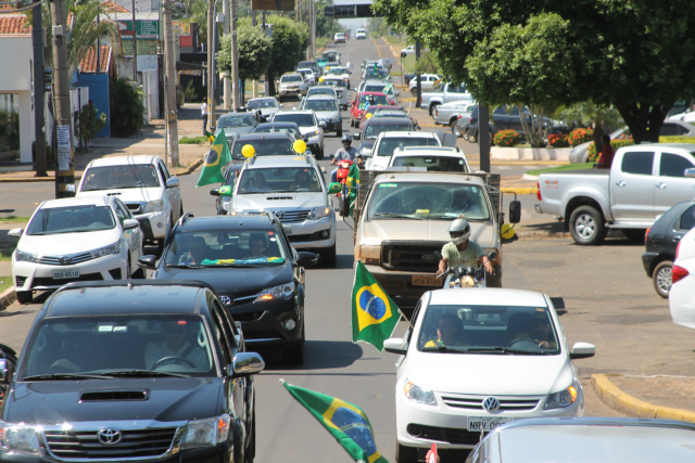 Movimento mostra insatisfação dos três-lagoenses com a corrupção Segundo os organizadores, a movimentação reuniu 300 manifestantes. (Foto: Patrícia Miranda)