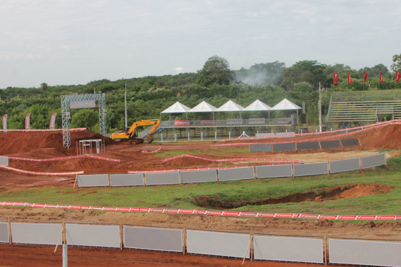 Pista do Arena Mix está pronta e deve ser palco de shows dos pilotos A pista do Arena Mix, reformulada por Paulo Caramez, será palco de shows dos pilotos durante a prova deste fim de semana (Foto: Perfil News)