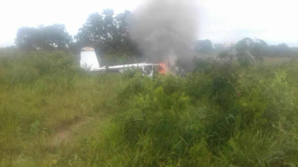 Avião cai em Brasilândia e deixa pelo menos 1 morto Registro feito minutos após a queda do avião. (Foto: Divulgação).