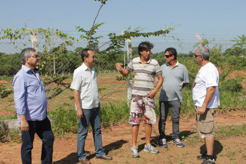 Paulo, no início das obras, fala sobre a ampliação da pista, aproveitando a área onde era o posto da PRF (Foto: Léo Lima)