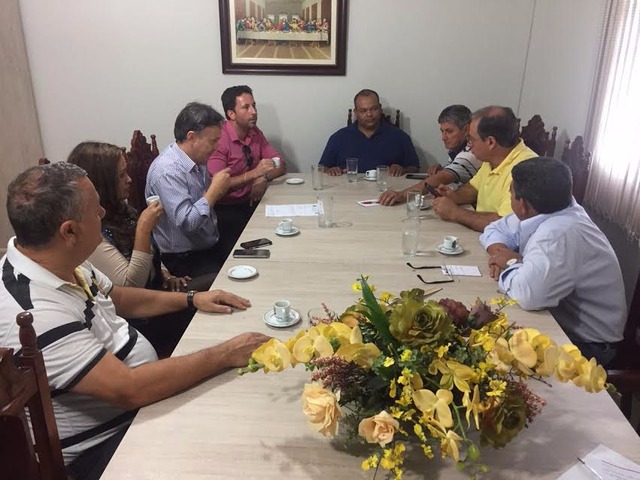 Os quatro diretores da Viação São Luiz participaram de uma reunião com vereadores, no gabinete do presidente da Câmara, Lucas Lázaro Gerolomo. (Foto/Ademilson Lopes).
 
