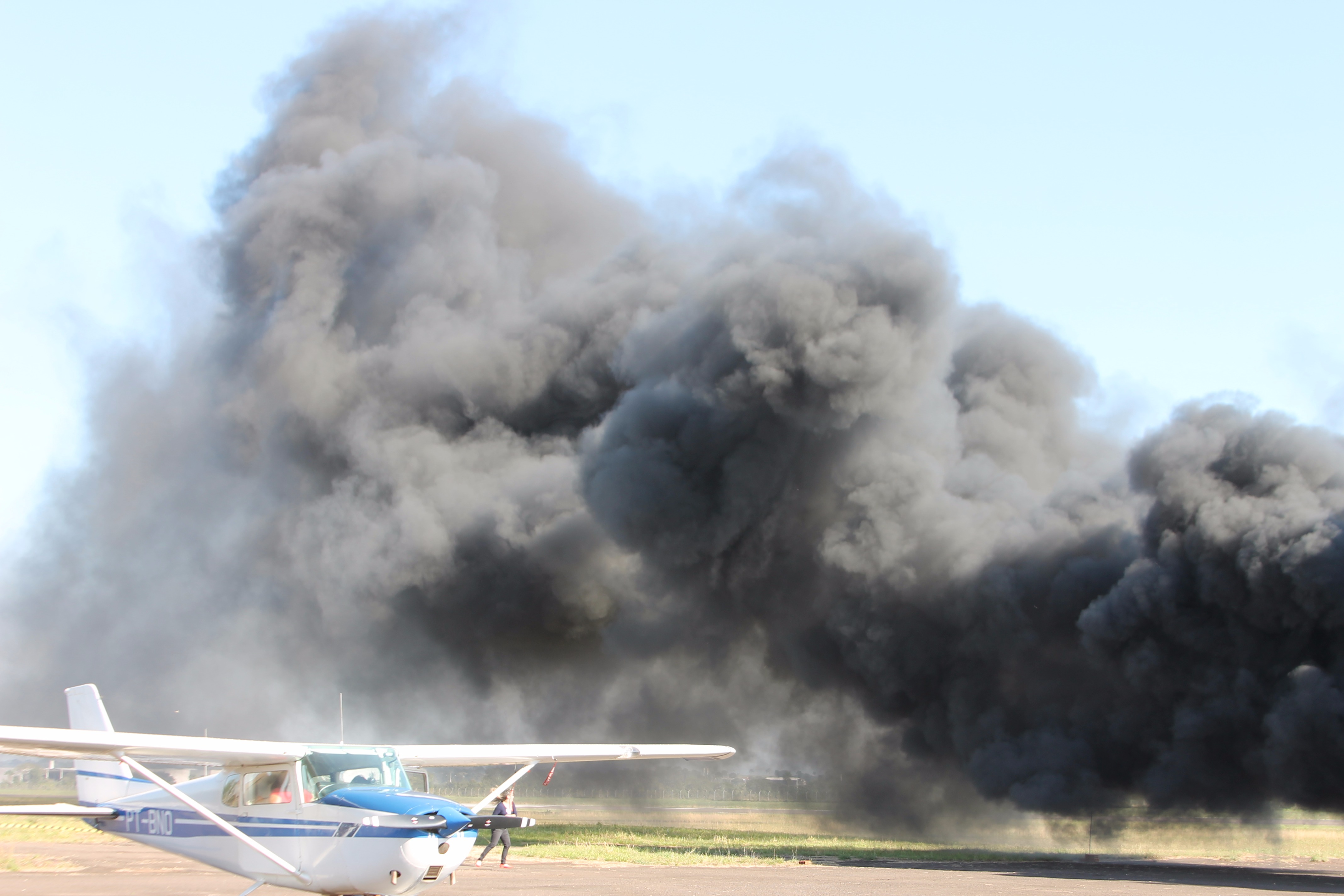 Em Três Lagoas, Bombeiros simulam incêndio em avião com passageiros Simulação aconteceu no aeroporto Plínio Alarcon. (Foto: Lucas Gustavo/ Perfil News).