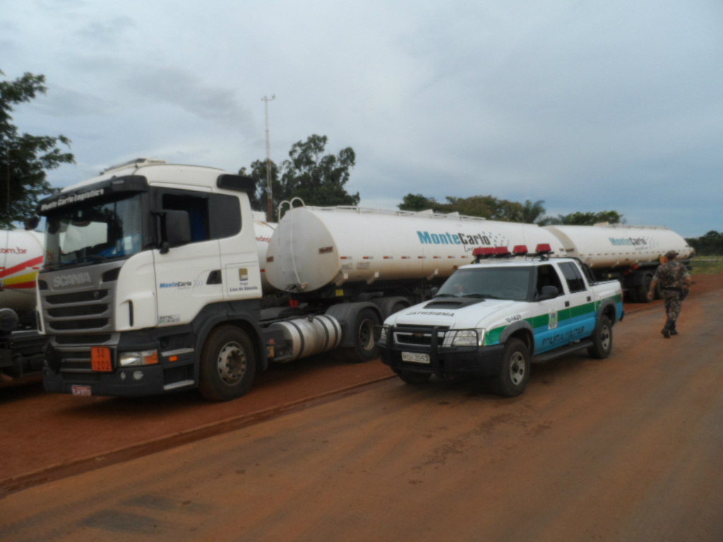 Em Costa Rica, 58 mil litros de diesel transportados ilegalmente são apreendidos pela PMA O caminhão seguia sem licença ambiental, de Paulínia - SP com destino a Cuiabá - MT (Foto: Assessoria)