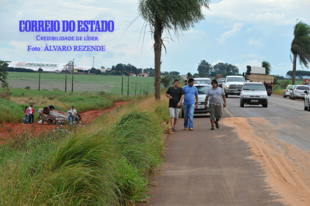 Jovem fica ferida em capotamento no mesmo local de acidente com morte Capotamento ocorreu horas depois de acidente com morte (Foto: Álvaro Rezende / Correio do Estado)