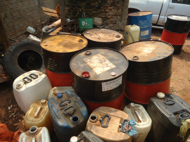 Tambores com restos de combustíveis localizados na garagem com riscos de contaminação do lençol freático (Foto: Assessoria)