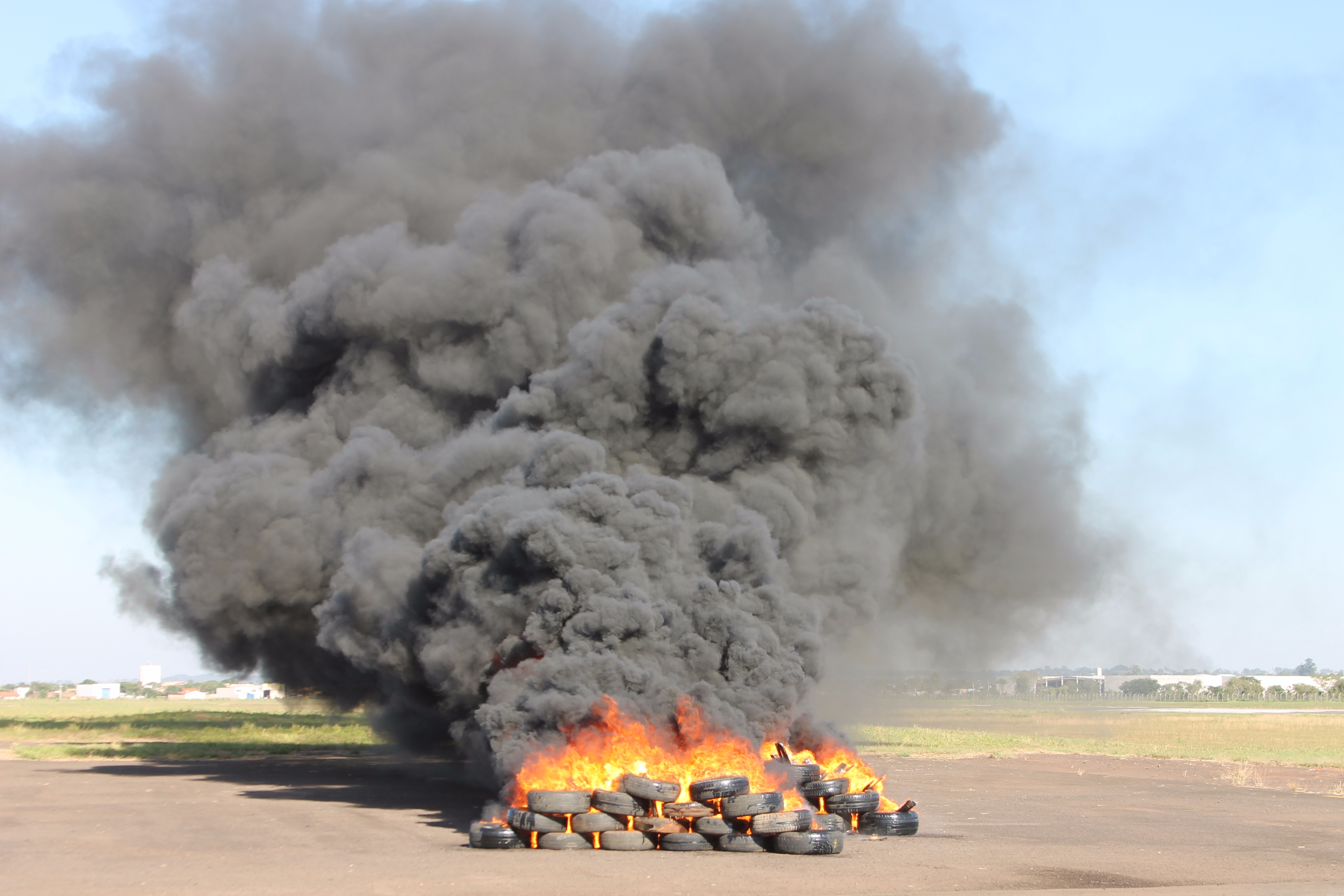 Em Três Lagoas, Bombeiros simulam incêndio em avião com passageiros (Foto: Lucas Gustavo/ Perfil News).