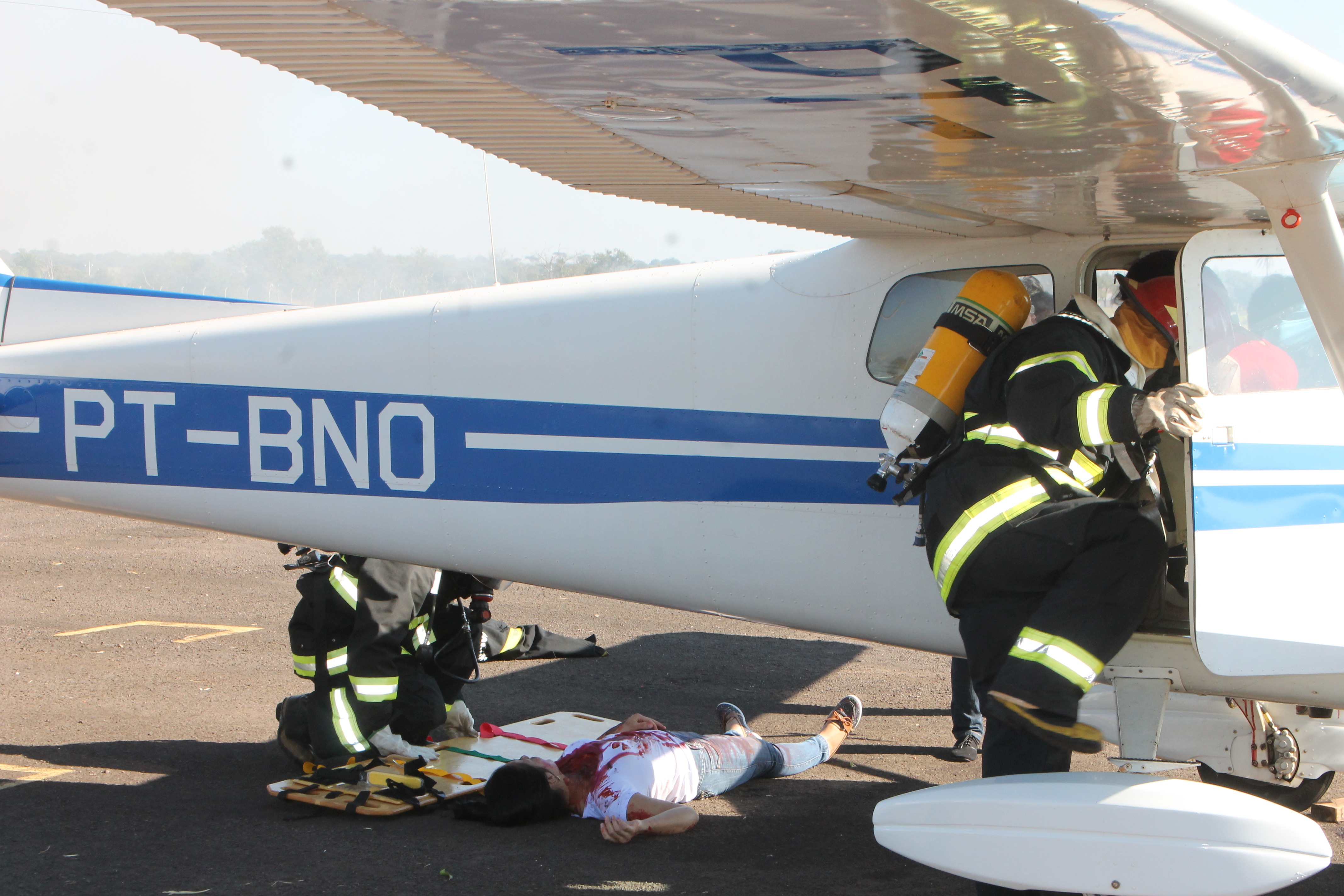Em Três Lagoas, Bombeiros simulam incêndio em avião com passageiros (Foto: Lucas Gustavo/ Perfil News).