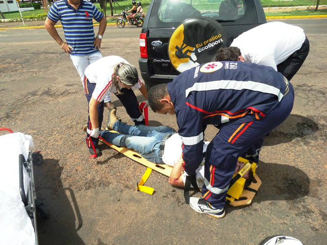 Seis acidentes ocorreram nessa semana por desrespeito as sinalizações de trânsito Motociclista fica ferido ao desviar de carro que invadiu a preferencial (Foto: Celso Daniel)