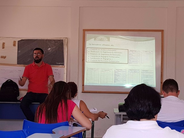 Aeroporto Municipal aumenta padrão de segurança após capacitação de funcionários Carlos Humberto da Silva, que foi quem ministrou as aulas, a certificação (Foto/Assessoria)