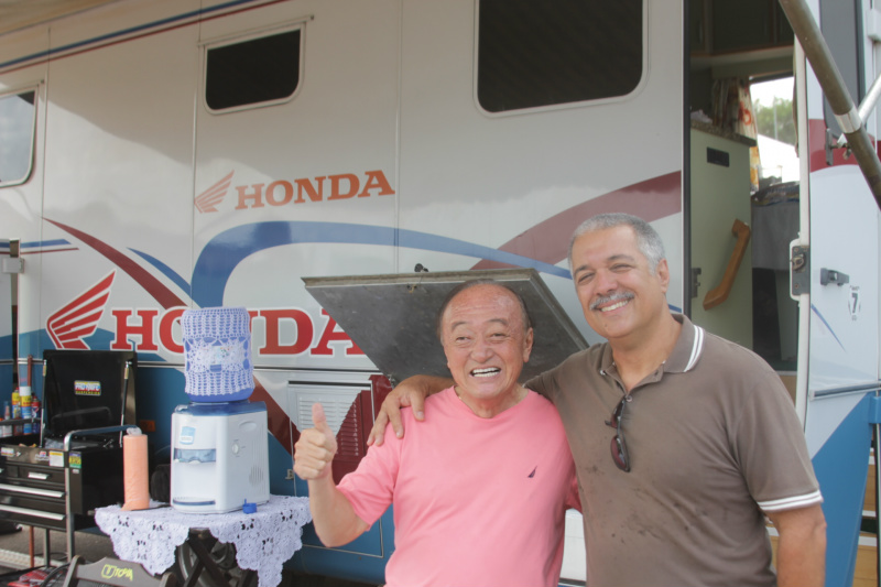 Sorridente e amável, Yasuda posa para foto com o promotor Antônio Carlos, em frente a equipe da Honda (Foto: Perfil News) 