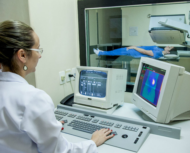 Exames de imagem – como a cintilografia – são fundamentais para checar se há placas de gordura e cálcio entupindo as artérias coronárias (Foto: Google)