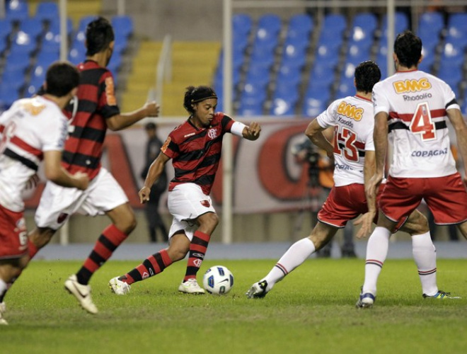 Ronaldinho deu trabalho para a defesa do São Paulo no primeiro tempo do jogo no Engenhão (Foto: VIpcomm)