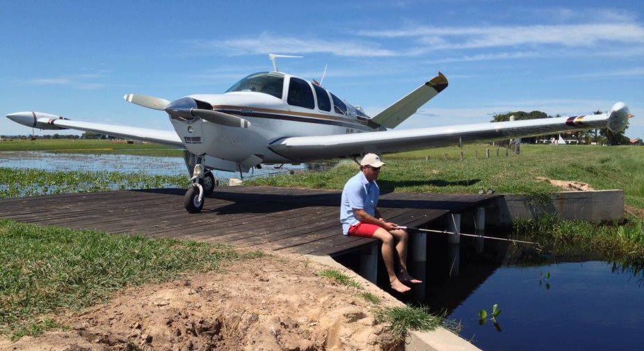 Danilo Cesar Carromeu Domingues e sua aeronave. (Foto: Reprodução/Facebook). 