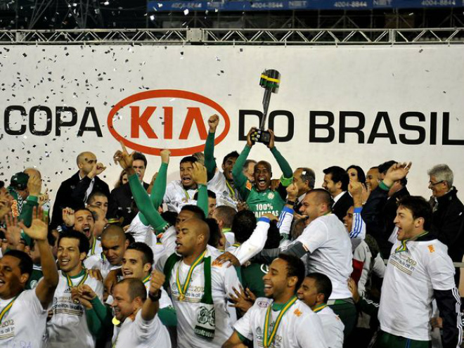 Jogadores erguem a taça de campeão da Copa do Brasil (Foto: Divulgação)