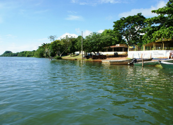 Margem sul-mato-grossense do rio Paraná recebe lixo de turistas e esgoto da Colônia de Pescadores. (Foto: Arquivo/Perfil News)