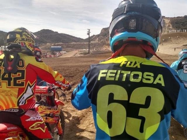 Piloto "veterano" de MS conquista 2º lugar em mundial de motocross na Califórnia De azul, Junior Feitosa durante uma das baterias. (Foto: Divulgação)
