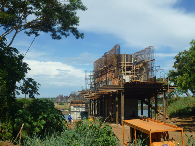 Nova ponte sobre o rio Paraná é construída na esteira de vários programas sócioambientais. (Foto: Edmir Conceição)