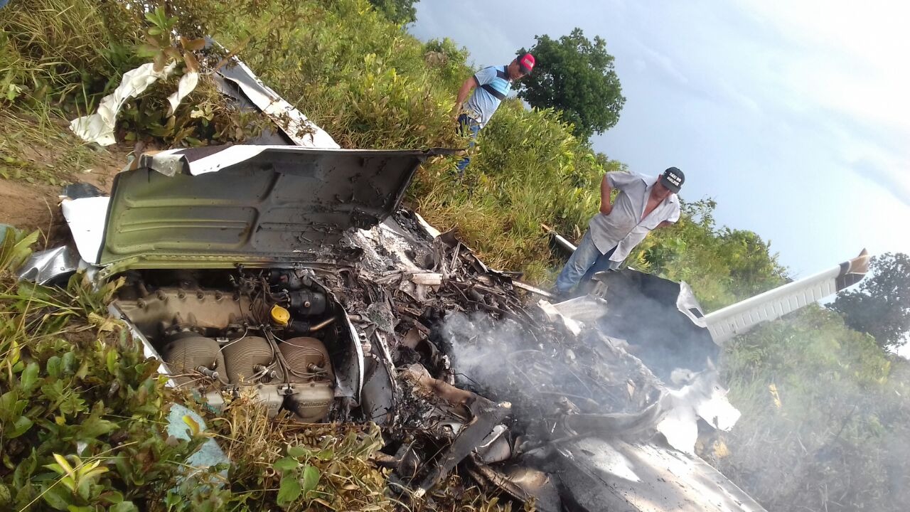 Avião ficou destruído com a queda. (Fotos: Divulgação). 