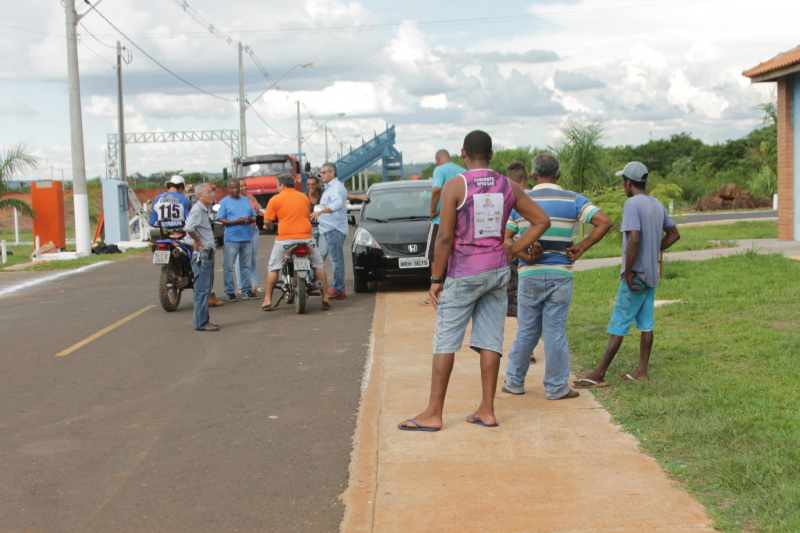 Ojeda reunido com o pessoal da montagem das estruturas, da área de limpeza e outros profissionais (Foto: Léo Lima)