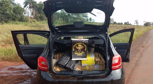 No veículo foram encontrados 328 tabletes de maconha, com peso total de 271 quilo(DOF/Divulgação)