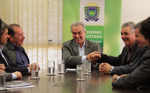 Prefeitura de Três Lagoas assina convênio com Detran para sinalização de ruas da cidade O Prefeito Angelo Guerreiro e os deputados participaram da assinatura (Foto/Assessoria)