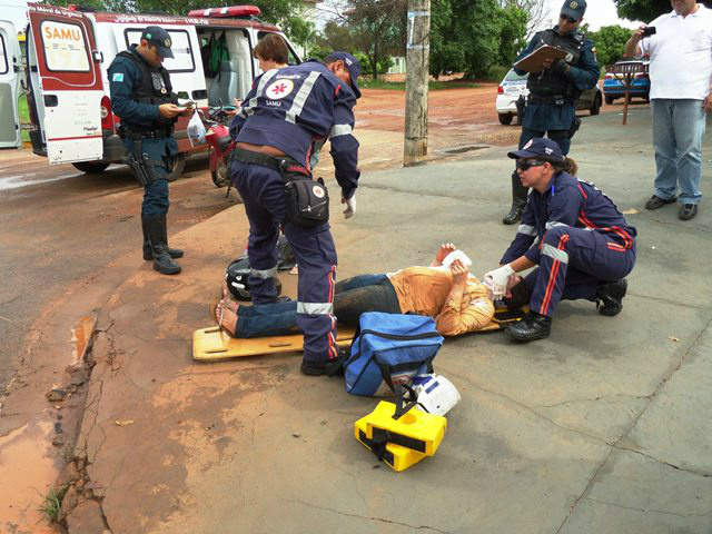 Seis acidentes ocorreram nessa semana por desrespeito as sinalizações de trânsito Motociclista perdeu o equilíbrio na rotatória no bairro JK (Foto: Celso Daniel)