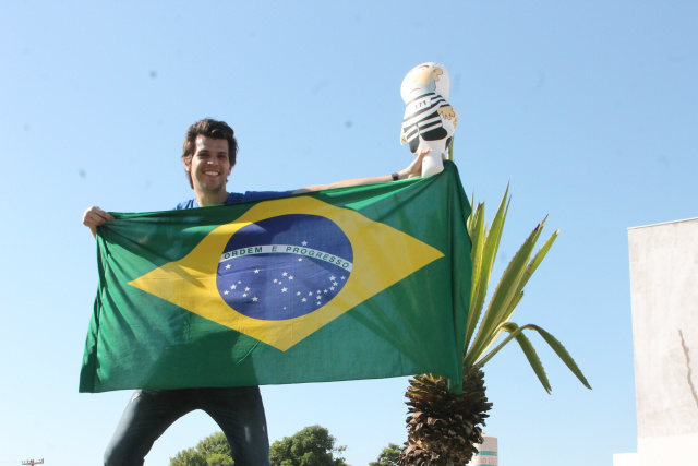 Movimento mostra insatisfação dos três-lagoenses com a corrupção Manifestante com a bandeira do Brasil e um boneco inflável do ex-presidente da República Luiz Inácio Lula da Silva. (Foto: Patrícia Miranda)