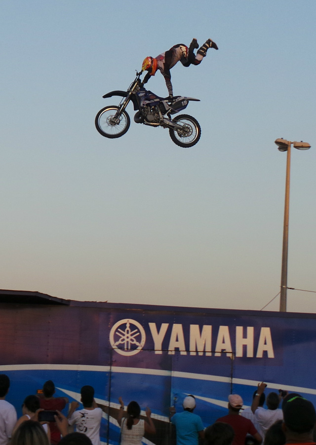 Muita adrenalina e emoção marca apresentação da equipe de Jorge Negretti em Três Lagoas No show, os pilotos utilizam uma rampa especialmente preparada para o lançamento dos saltos que pode chegar acima de dez metros (Foto: Ricardo Ojeda)