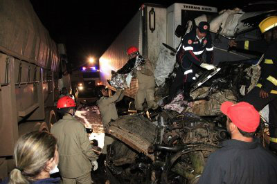 Carreta bate em outra e menina de três anos acaba morrendo O pai, que conduzia a carreta, e o irmão da vítima foram socorridos pelos bombeiros (Foto: Edição de Notícias)