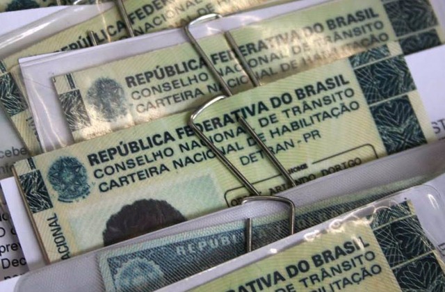 Câmara aprova fim de multa para motorista que esquecer habilitação Blitz do Detran para verificar IPVA e carteira de motorista (Foto/Divulgação)