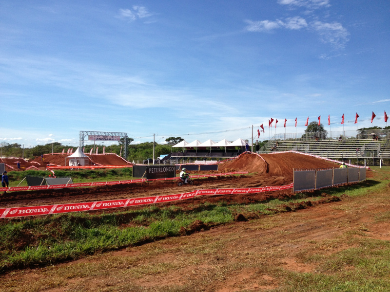 Os pilotos já estão na nova pista do Arena Mix, que este ano tem 1.400 metros de retas,curvas e rampas (Foto: Divulgação)